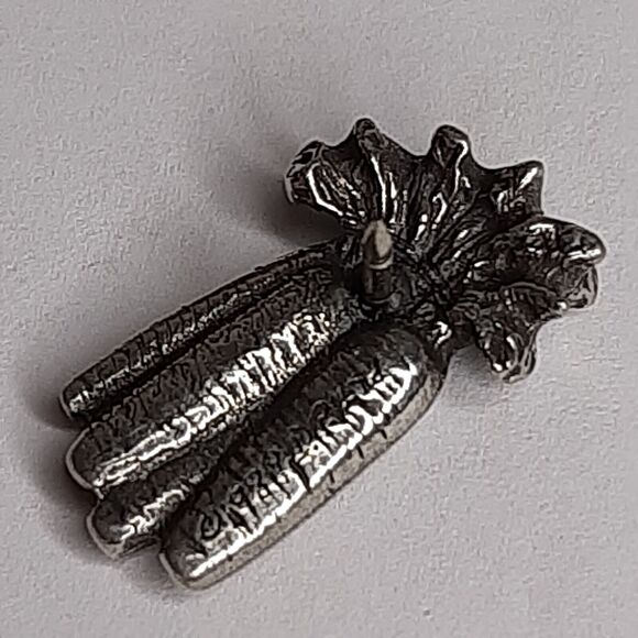 1989 Pewter Carrots Lapel Tack Pin Maiden Vermont DP Ltd small Easter signed - Picture 4 of 7